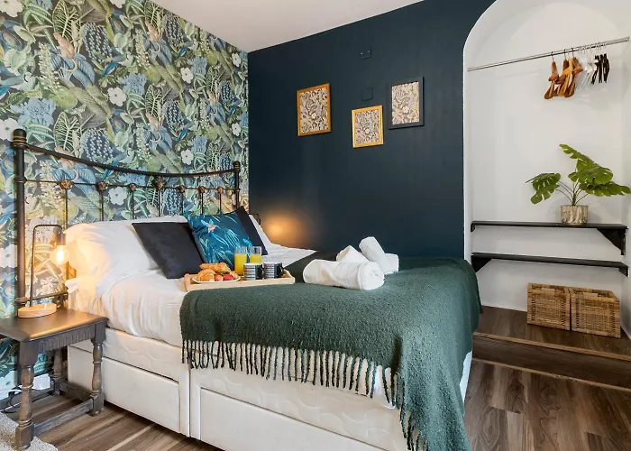 Stylish 2 Bed Apartment Near Beach, Parking, Wifi, Netflix