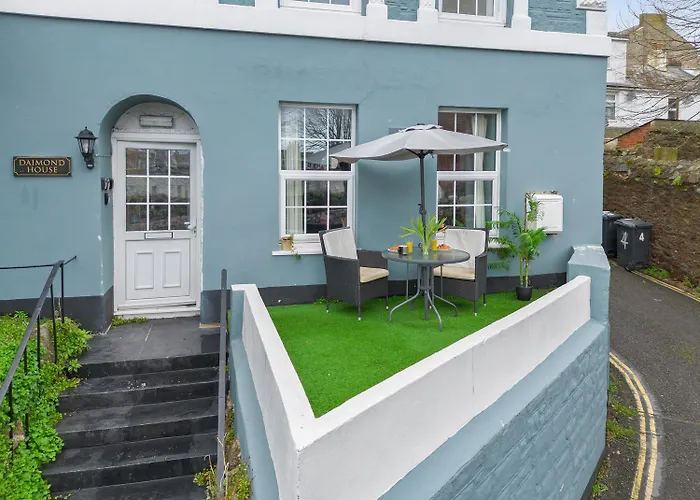 Stylish 2 Bed Apartment Near Beach, Parking, Wifi, Netflix