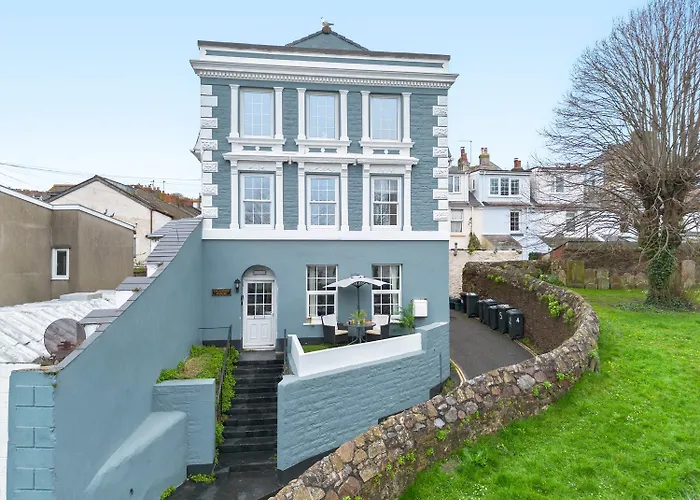 Stylish 2 Bed Apartment Near Beach, Parking, Wifi, Netflix