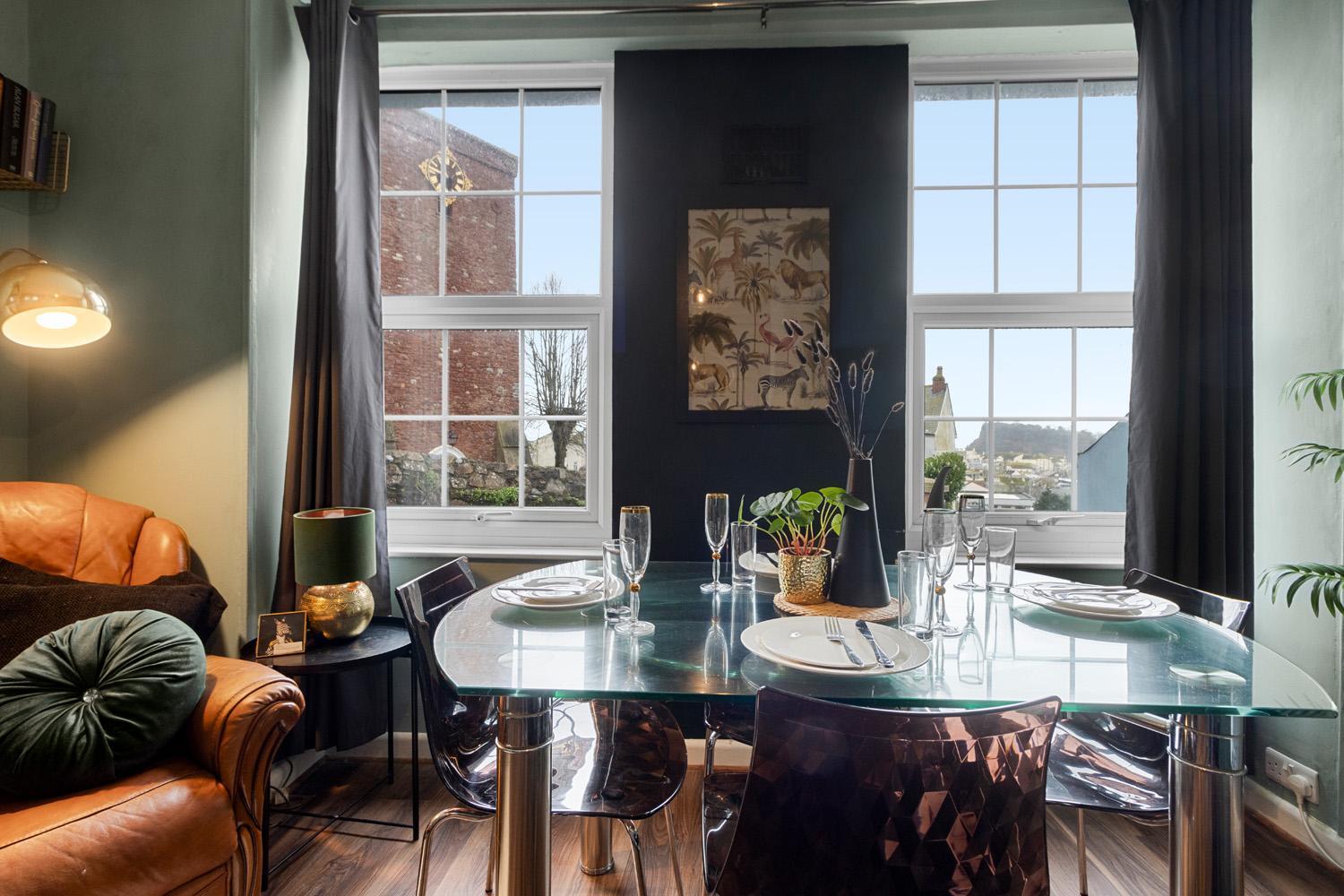 Stylish 2 Bed Near Beach, Parking, Wifi, Netflix *