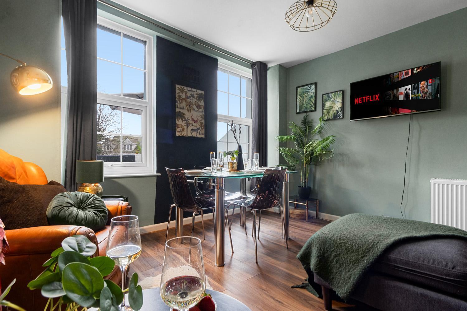 Stylish 2 Bed Near Beach, Parking, Wifi, Netflix Apartment Teignmouth