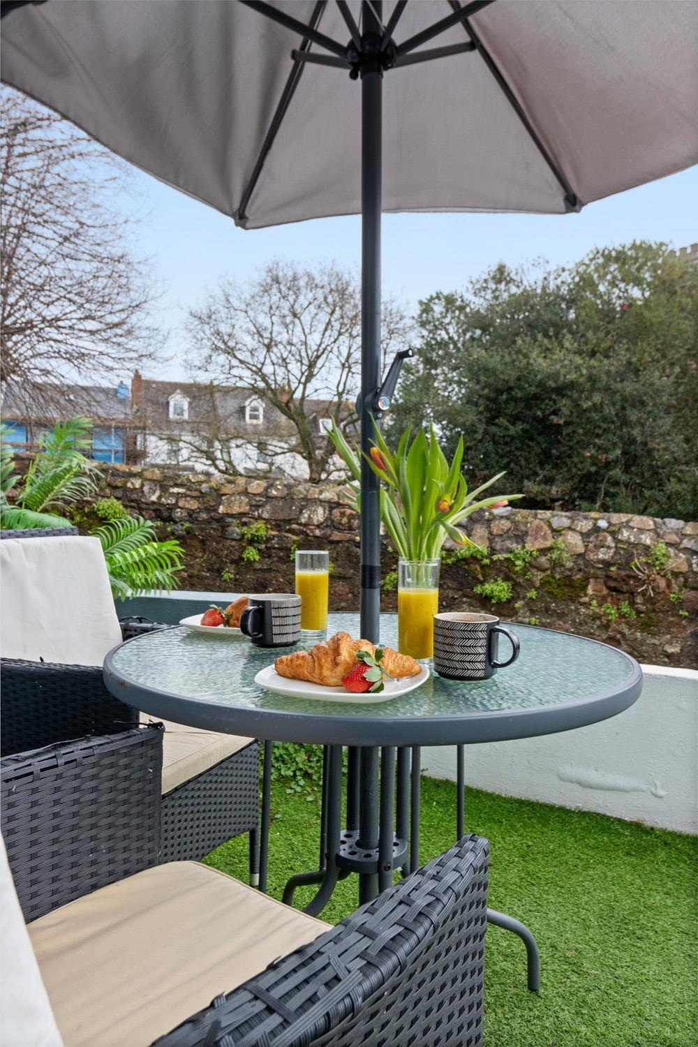 Stylish 2 Bed Near Beach, Parking, Wifi, Netflix