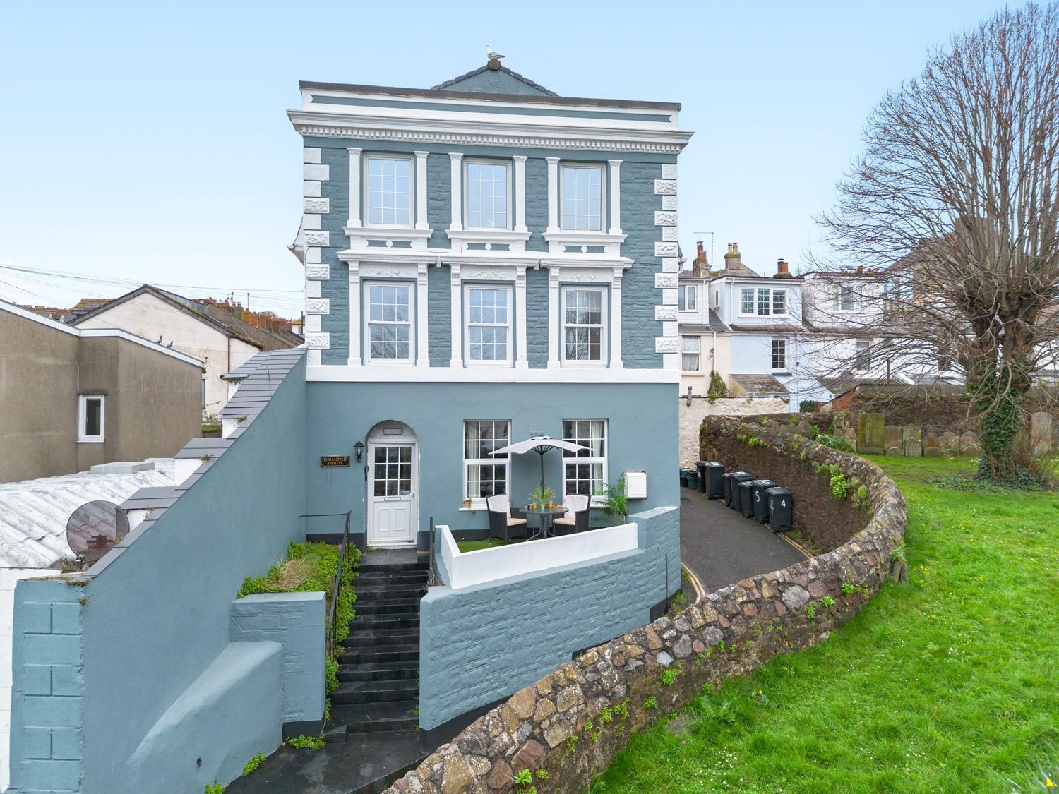 Stylish 2 Bed Near Beach, Parking, Wifi, Netflix Apartment
